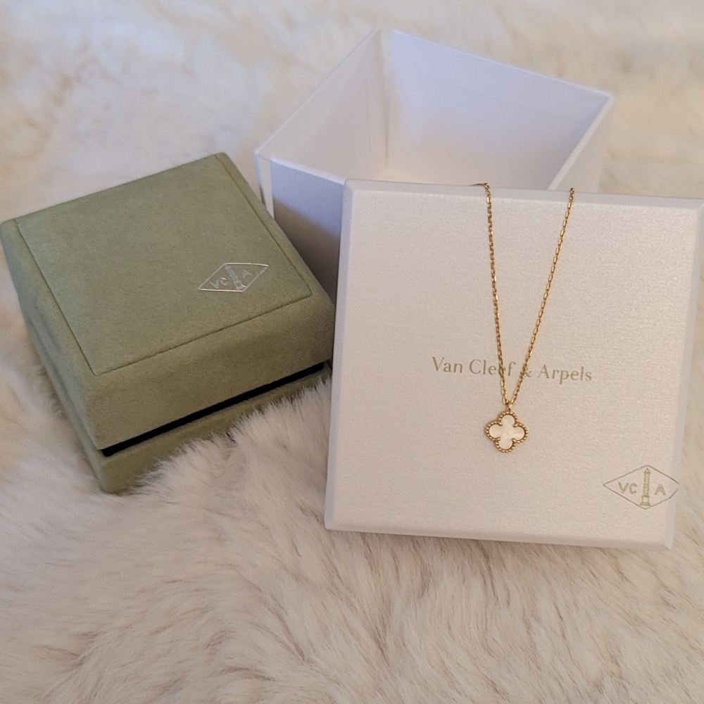Auth Van Cleef & Arpels - Sweet Alhambra MOP pendant 18k